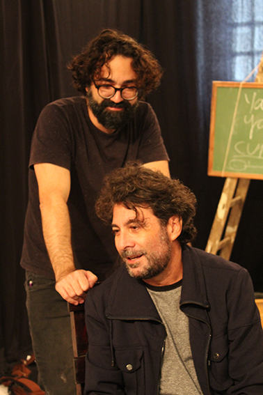 leonardo corajo e sergio medeiros em cena Peça filme Que mundo deixaremos para Keith?